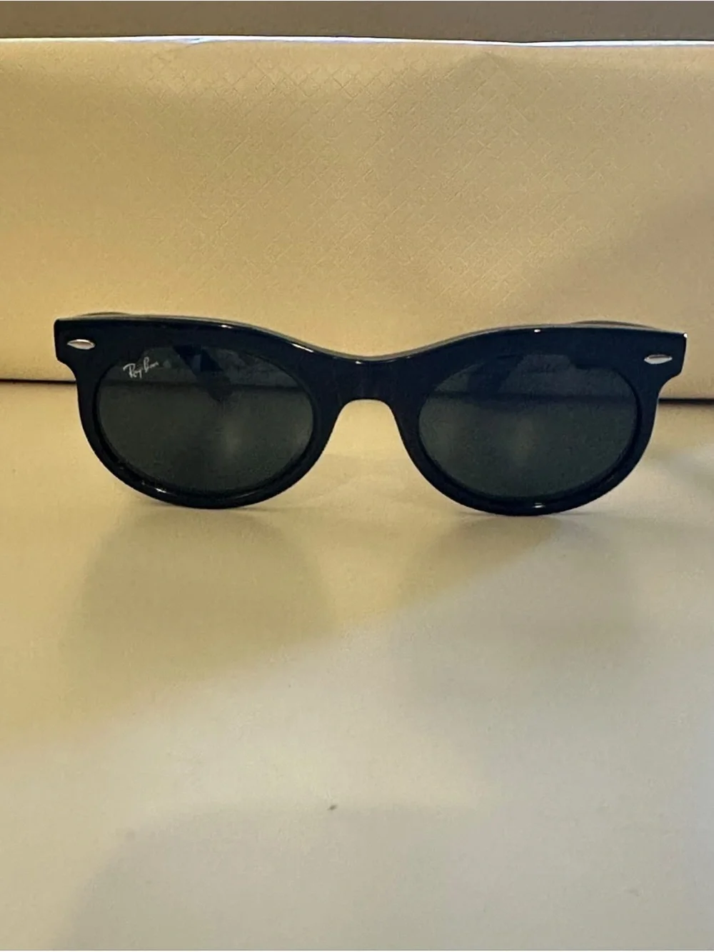 Ray-Ban Oval Wayfarer Black Frames with Green Lenses Sunglasses with a case